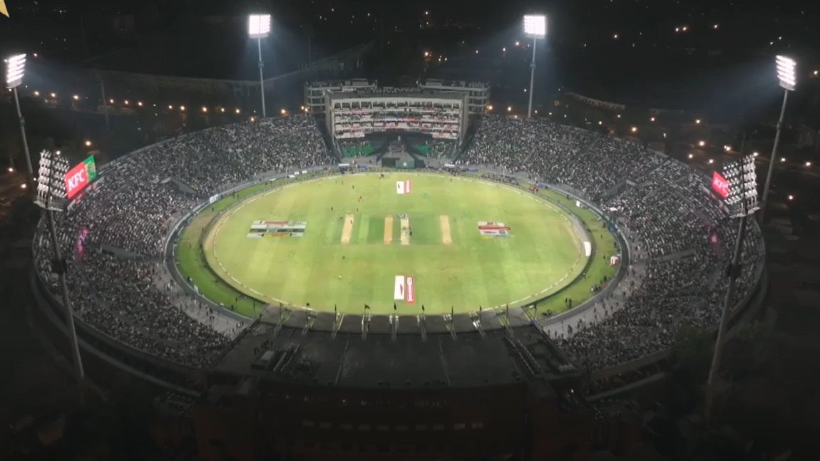 bilalmunir's tweet photo. Jo Loog Bakwaas Kertay Thay Babar Nhi To Crowed Nhi
Aj Dekho Crowed b Hay Pakistan ki Jeet b Hay waooo ✊️

#PAKvBAN #PakistanCricket https://t.co/YD4dKQcdEd