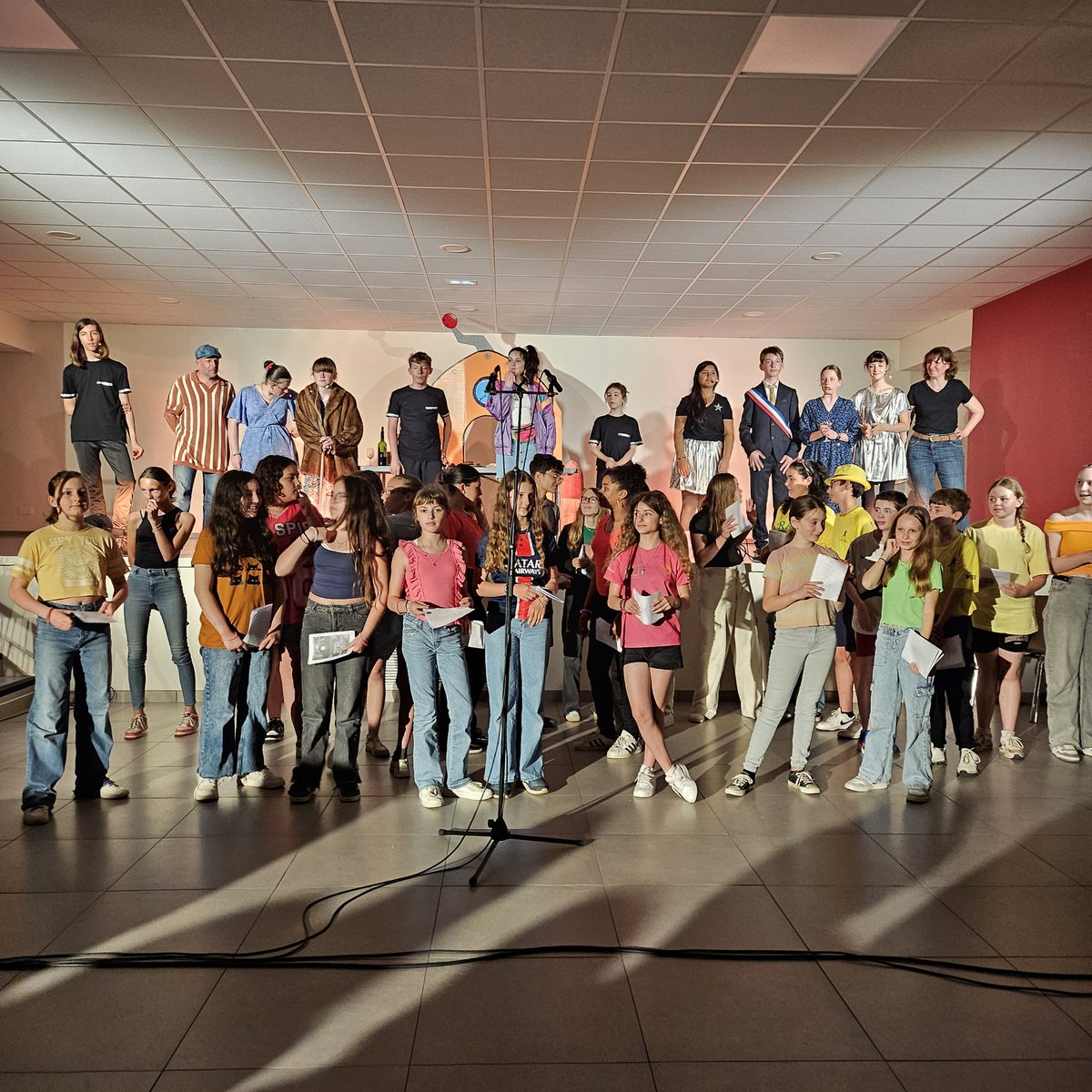 Collège Les Etangs Moussey 57 (@mousseybata) on Twitter photo Malgré la ligue des champions et le week-end prolongé, plus de 100 personnes étaient présentes pour voir la comédie musicale créée de toute pièce par les enseignants de <a href="/hartzviller/">Collège de la Vallée de la Bièvre HARTZVILLER</a> , d'Albestroff et Moussey,jouée et chantée par les élèves. Bravo à tous pour cette réussite!
#TER Malgré la ligue des champions et le week-end prolongé, plus de 100 personnes étaient présentes pour voir la comédie musicale créée de toute pièce par les enseignants de <a href="/hartzviller/">Collège de la Vallée de la Bièvre HARTZVILLER</a> , d'Albestroff et Moussey,jouée et chantée par les élèves. Bravo à tous pour cette réussite!
#TER