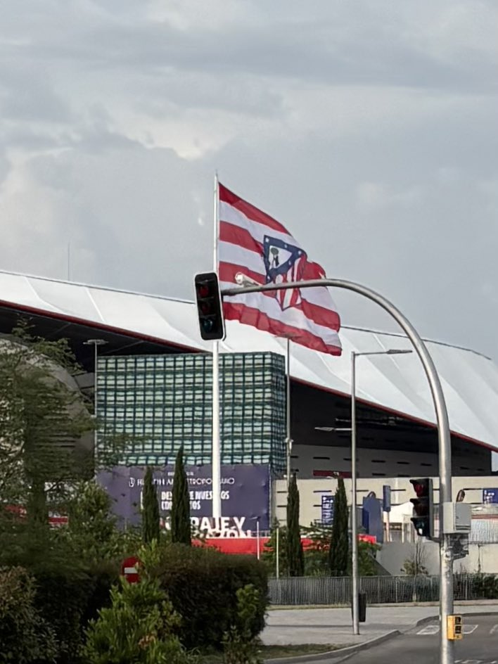 Es la primera vez en casi 8 años que colocan una pantalla acústica en el Metropolitano durante los conciertos, pero lo cierto es que se siguió oyendo bastante, como ya vimos. Algo se mueve en el barrio… incluso hubo personas realizando mediciones de sonido en calles aledañas.