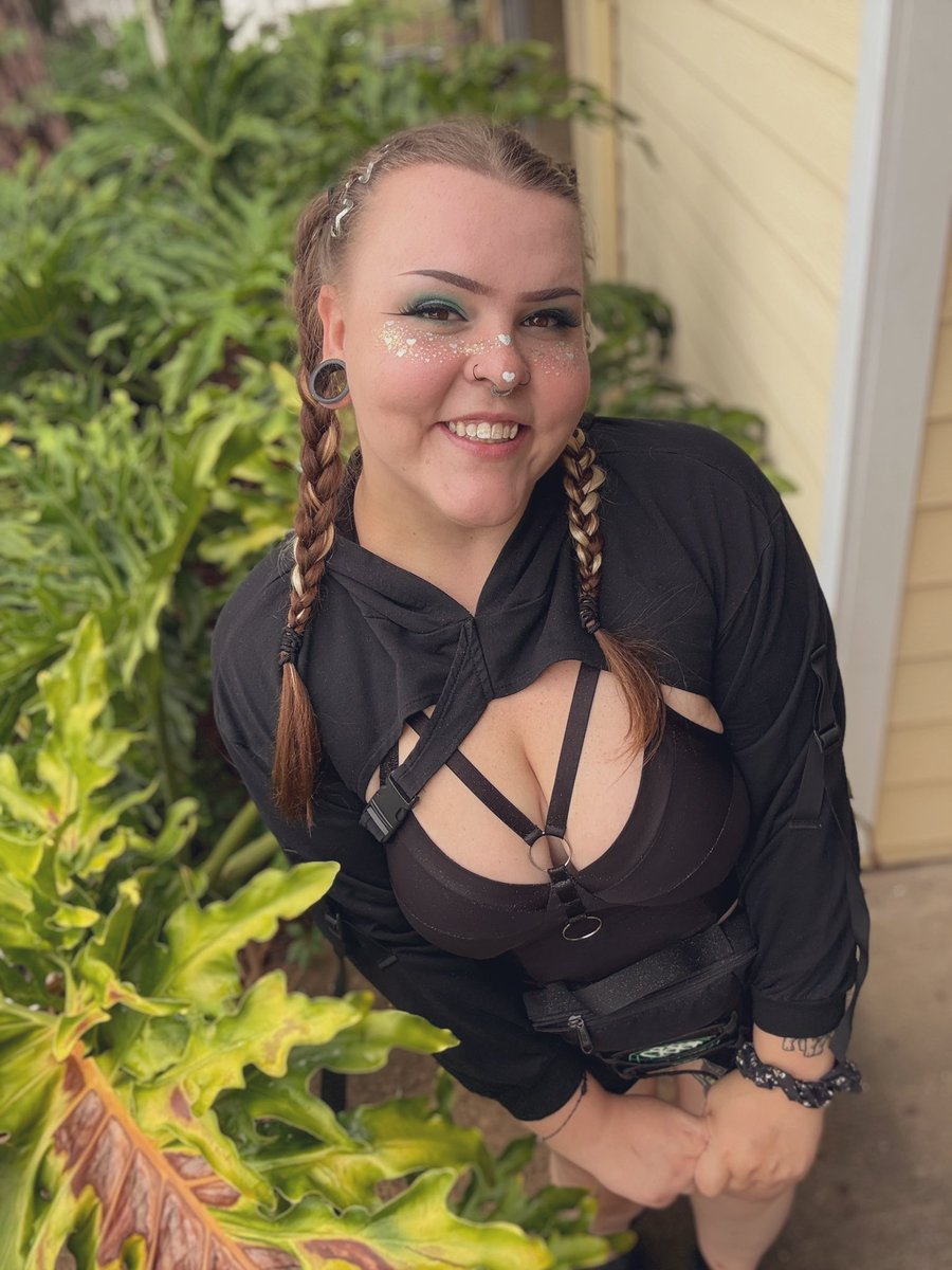 professorjune_'s tweet photo. went to my first fest that wasn’t hardcore/warped tour adjacent and i had such a blast. can’t wait for edc in november with everyone now 🫶🏻 https://t.co/zvzoeHEeZ3
