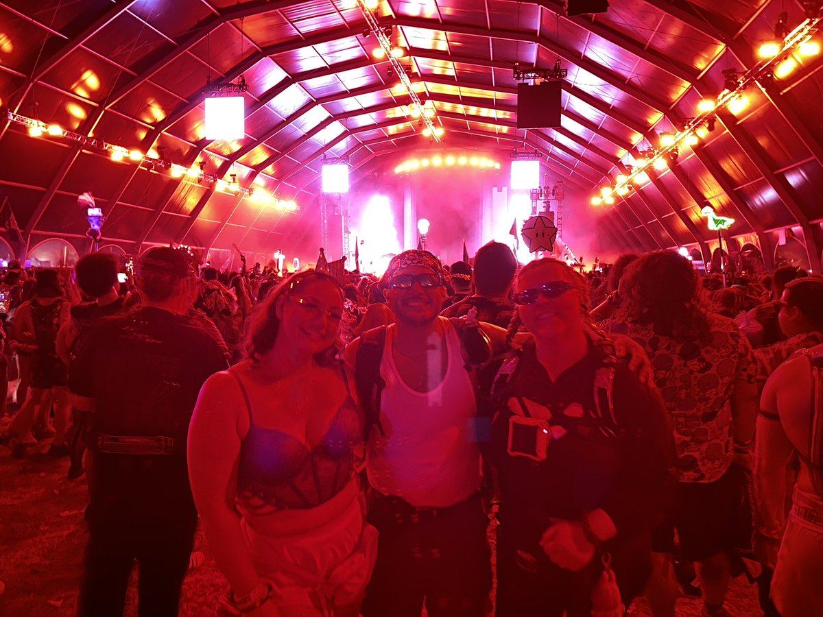 professorjune_'s tweet photo. went to my first fest that wasn’t hardcore/warped tour adjacent and i had such a blast. can’t wait for edc in november with everyone now 🫶🏻 https://t.co/zvzoeHEeZ3