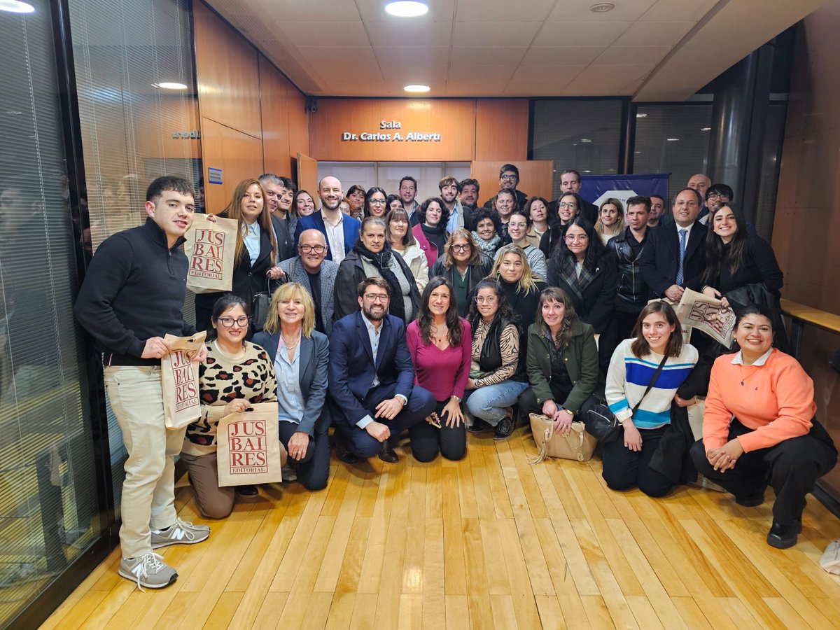 presencia y acción tweet media
