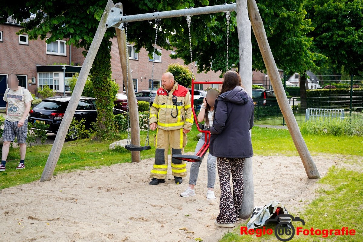 Brandweer bevrijd jongedame uit kinderschommel in Apeldoorn