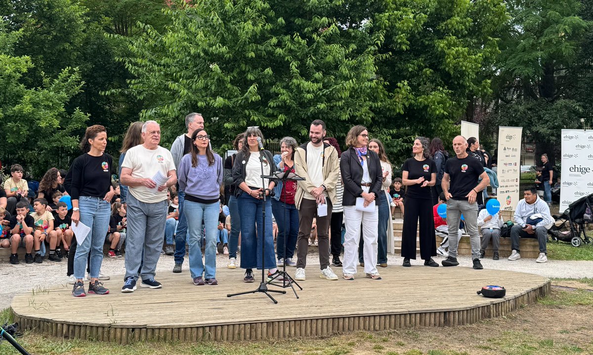 Gaur, Euskal Eskola Publikoaren 32. Jaiaren ospakizunean parte hartu dugu Urduñan.
Bertan, Hezkuntza Sailetik eskola publikoaren aldeko apustua berretsi dugu:

✅ Eraldatzailea
✅ Kohesionatzailea
✅ Etorkizunerako jomugak dituena

🌱 Sare bizia da eta sustrai sendoak ditu.