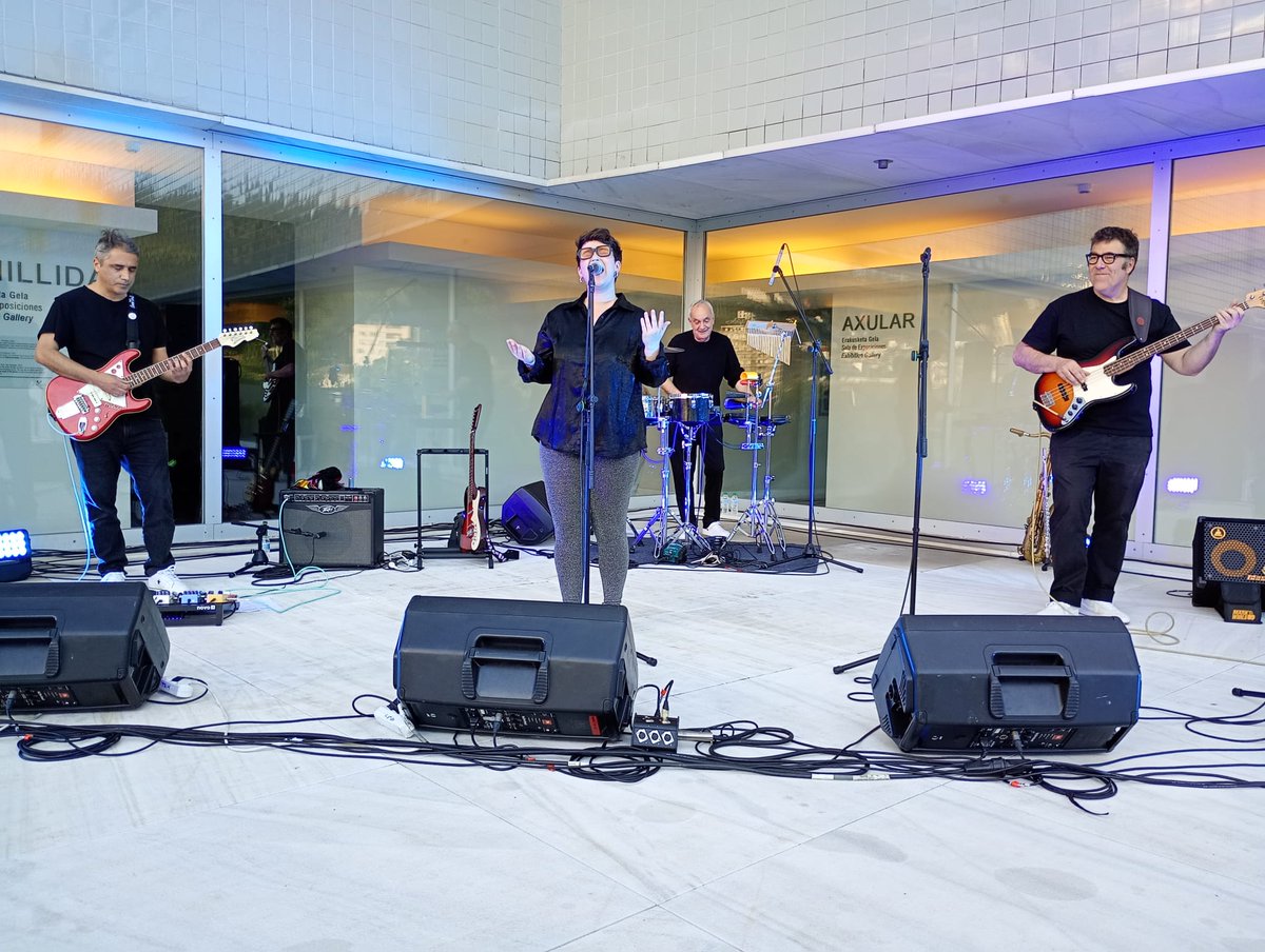 El jueves fue un día muy caluroso en #Bilbao, pero a pesar de ello, se pudo disfrutar de un muy buen concierto de <a href="/arima_soul/">ArimaSoul</a> presentando su último disco Gaua en el Bizkaia Aretoa.
lc.cx/Twa8Jx