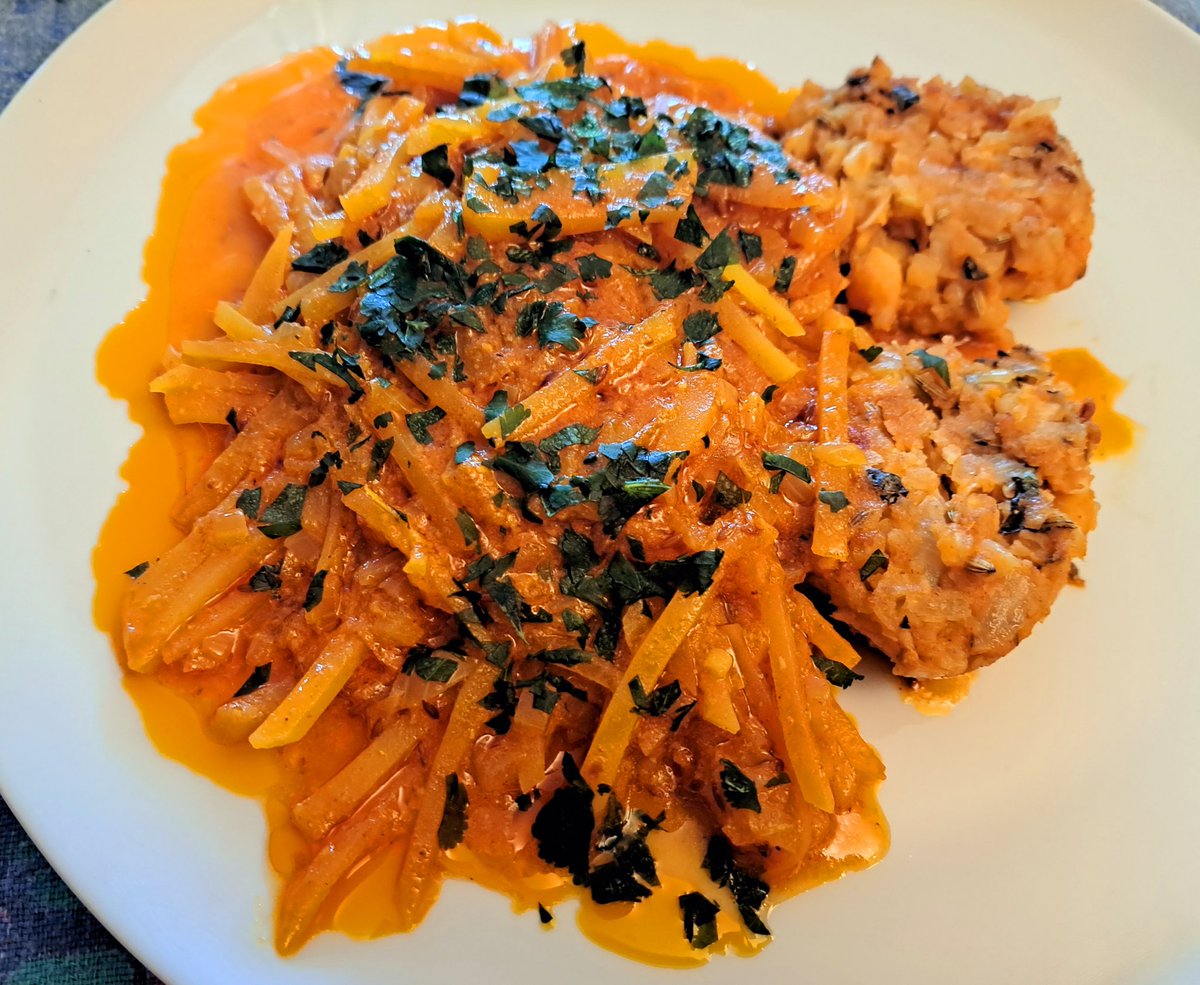 Heute sind wir kulinarisch wieder im nordindischen Bundesstaat Punjab. 

Scharfe Kichererbsenpuffer mit Kartoffeln.
(Aloo Vadiyan)

Absolut lecker und vegan.