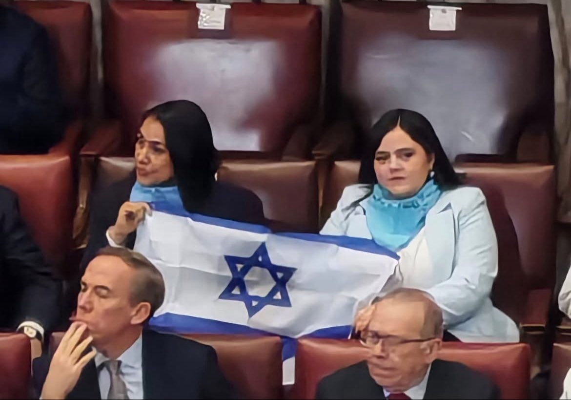 Diputadas de ultra derecha con pañuelos “provida” sacan la bandera de Israel, que ha asesinado a más de 15.000 niñas y niños en Gaza, y que también ha negado la ayuda humanitaria a miles de civiles que están muriendo de hambre.
Miserables e hipócritas es poco.

#cuentapublica2025