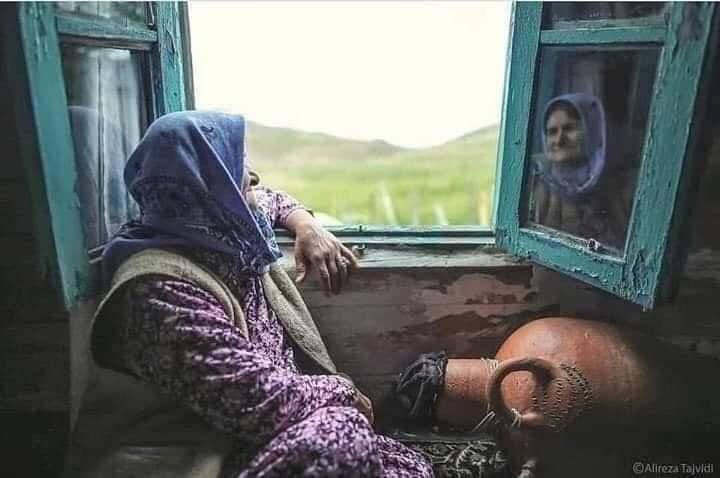 "Yıllar içinde ne varsa yitip gitti,
sen hâlâ olduğun yerdesin..."