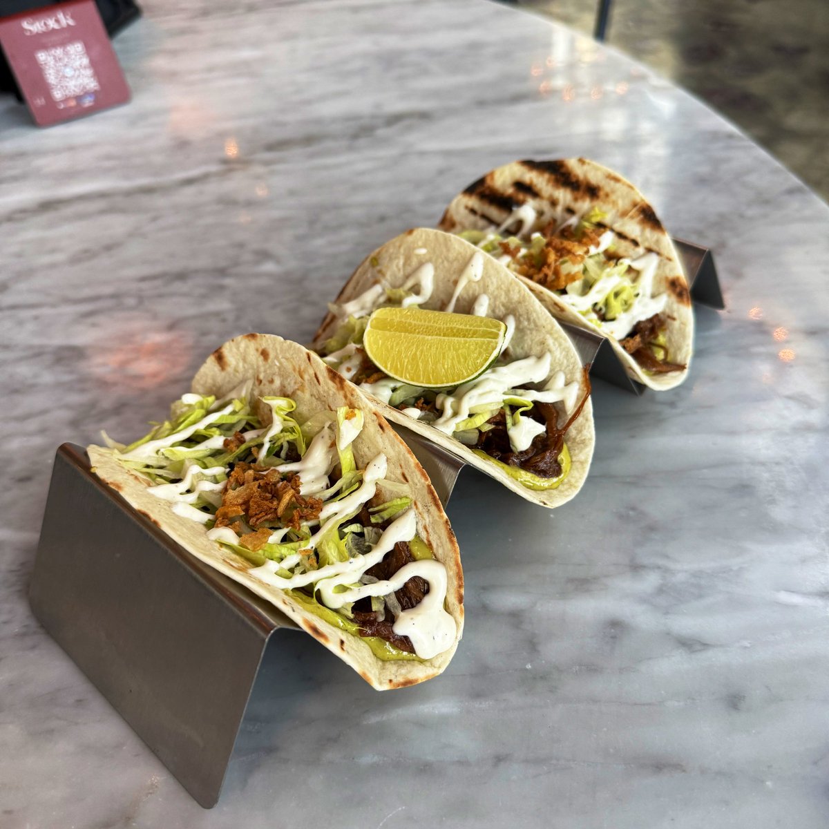 مطعم متخصص في اللحوم اسمه"ستوك"في الملقا وعندهم تنوع في البرجرز جربت٤ اطباق انصح فيها/
١-ساندويش انتركوت:خبزه لينه وصوص خفيف
٢-برجر التسعينات:خبز بريوش وحاطين معه بيكان مكرمل
٣-تندرليون لوليبوب:قطع لحم مشويه ومتبله خذها مديوم ويل
٤-تاكو البريسكت: لحمه ذايبه ولذيذة