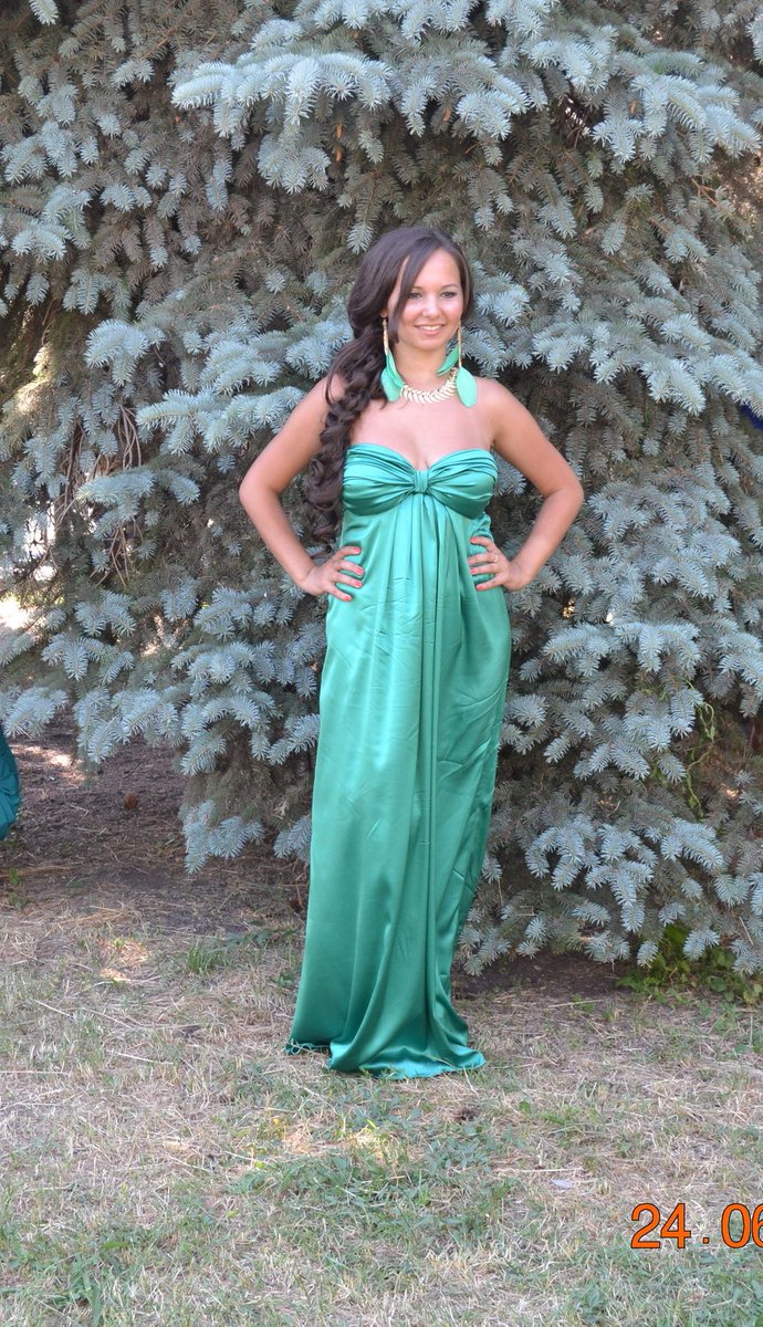 Мое платье на выпускной)) 
все еще думаю о чем я думала, когда шила такое откровенное платье😂

Но какава красота