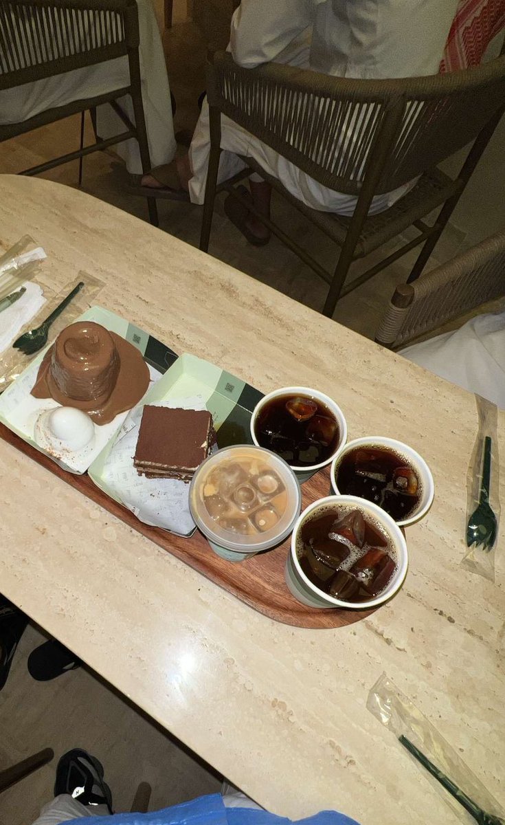 شلون دنيّاك يا اللي مع غيري سليت 
عسى جديدك منسَيك حبي وايامي .