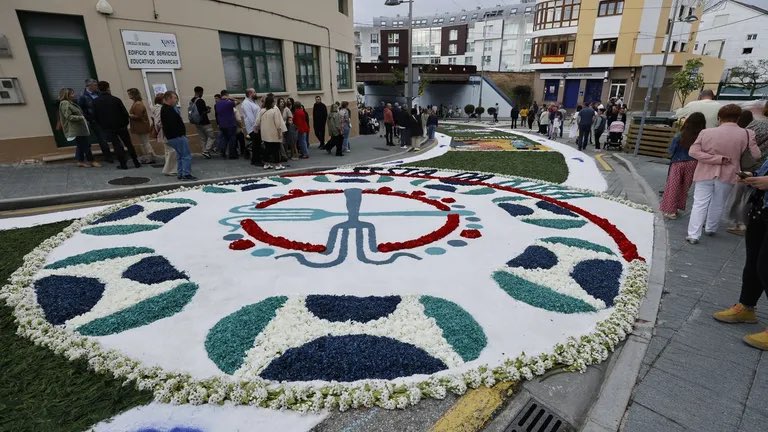 ALFOMBRA DAS FESTRAS DE BURELA 2025

Numerosas persoas déronse cita este sábado na localidade para contemplar o tapiz, que tamén rende homenaxe ao artista Xosé Vizoso

lavozdegalicia.es/album/amarina/…