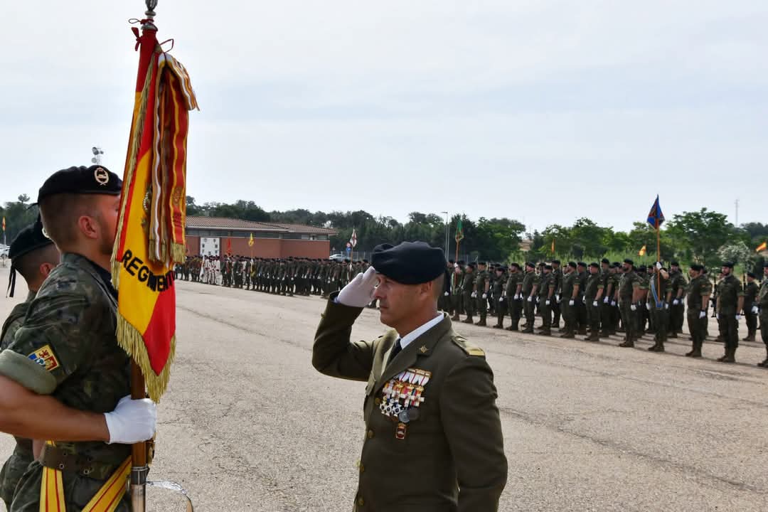 FUTER_ET's tweet photo. Hoy, 1 de junio, el Regimiento Acorazado “Castilla” N° 16 ha realizado en la Base General Menacho una parada militar con motivo del 232 aniversario de la Unidad.
“Saber vencer o morir, Castilla fue siempre así.”
#BrigadaExtremadura
#SomostuEjército https://t.co/GhGH5y43mo