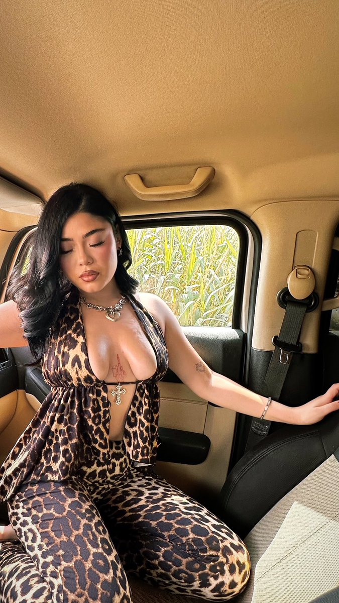 ashlynnjadev's tweet photo. Don’t stare it’s rude https://t.co/BZnF5tnf6B