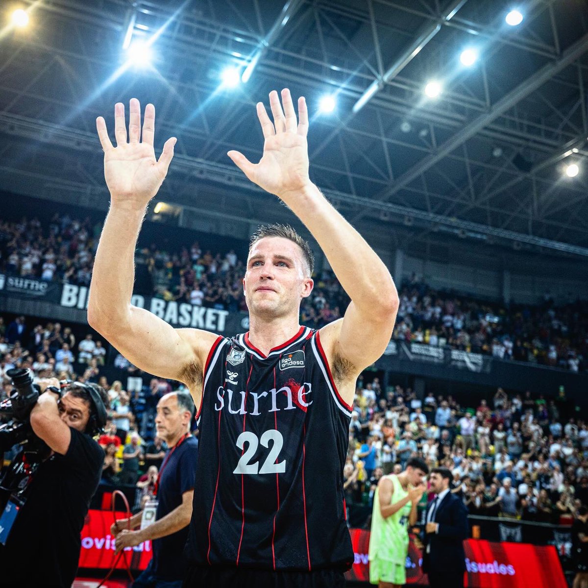 Y lo hicimos: fuimos campeones de la FIBA Europe Cup! 🏆 Un recuerdo inolvidable para todos nosotros.

Ahora nuestros caminos se separan, pero os deseo lo mejor para el futuro ✨ y espero volver a veros pronto😊

Once a MiB, always a MiB 😎
Eskerrik asko eta gora @BilbaoBasket 🔥