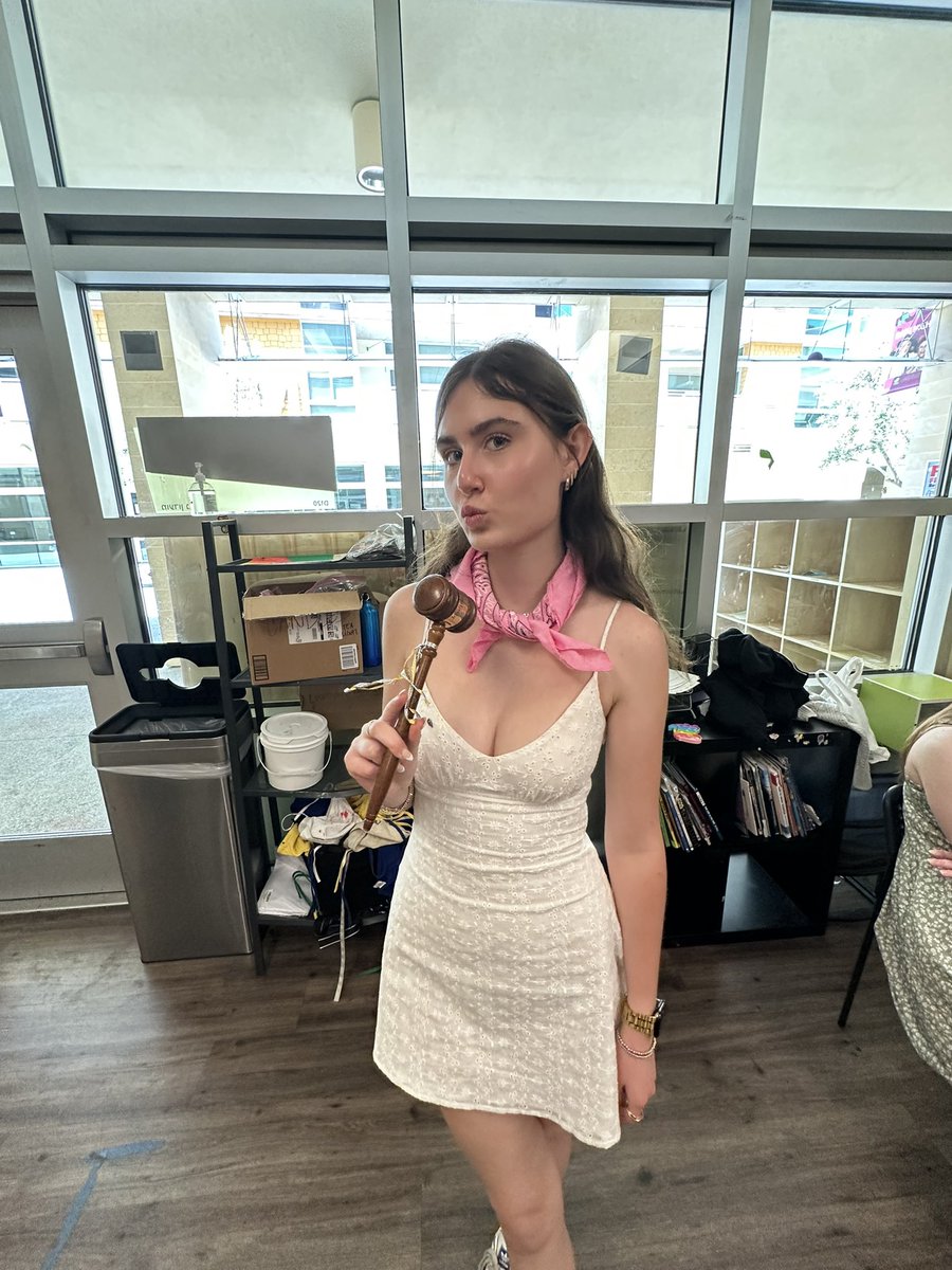 Judge Judy? NAHHH🐴💓more like Shira N’SI-YAniv. This Barbie is JEM’s 28th Term Nsiah👩‍⚖️💖🌸