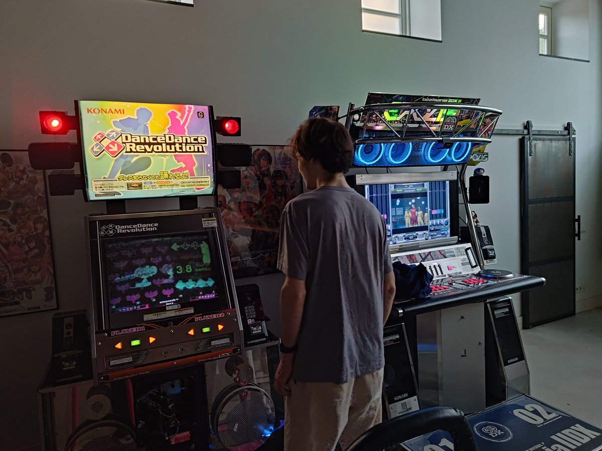 DDRとBEMANIある人の家に来た
めちゃくちゃ広い