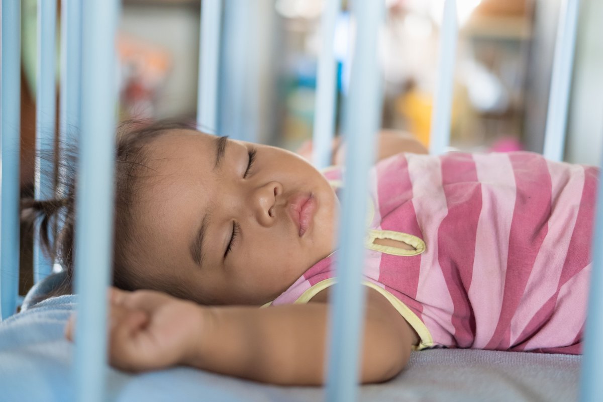 Keep your baby cool and safe in summer months. Follow these tips for #SafeSleep: bit.ly/41aPg7C