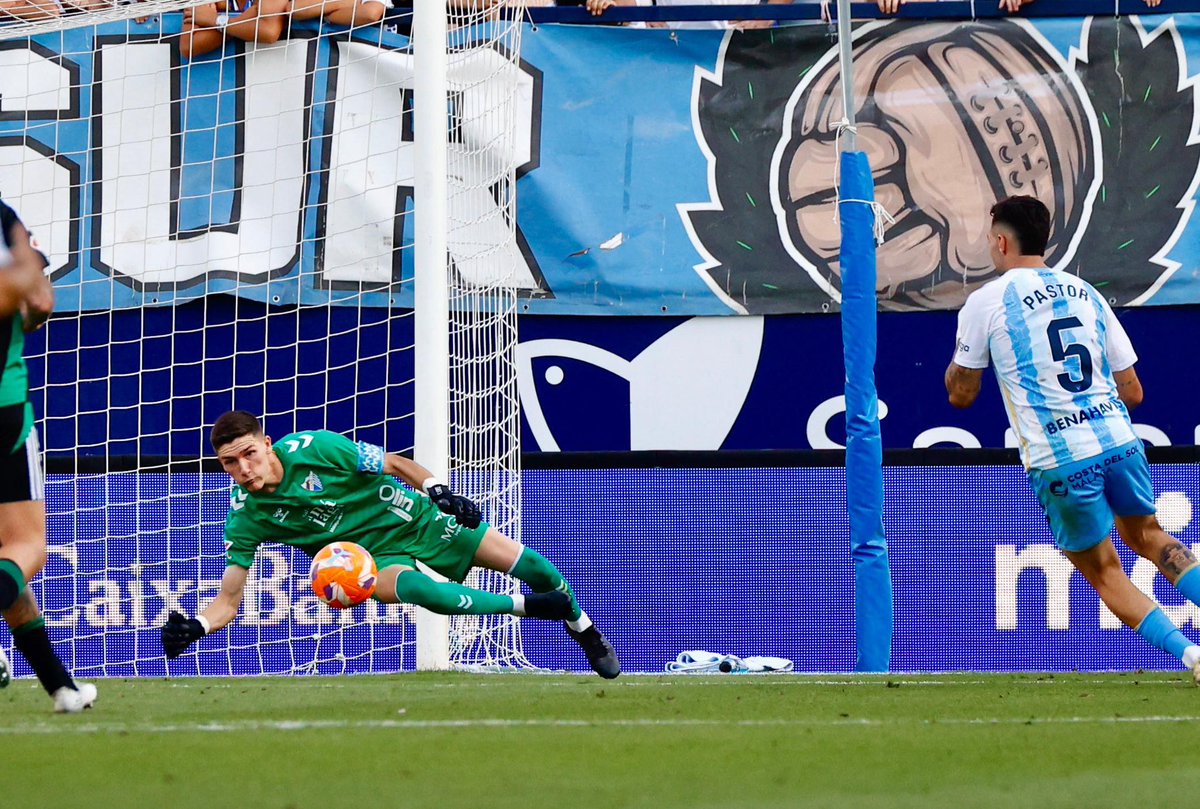 Debutar en el fútbol profesional con el club de mi vida y en La Rosaleda era algo que soñaba desde niño. 
El camino no ha sido fácil y solo puedo agradecer a todos los que me han acompañado y a los que me siguen apoyando día tras día. 
<a href="/MalagaCF/">Málaga CF</a> 💙🤍
