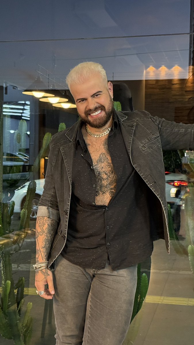 Chelnavida's tweet image. Queria alguma dessas Fotos com o fundo da bandeira LGBTQIAPN+ pra mudar as Fotos de perfil das minhas redes em homenagem ao mês do orgulho. Mas toda edição que eu fiz ficou péssima 😭