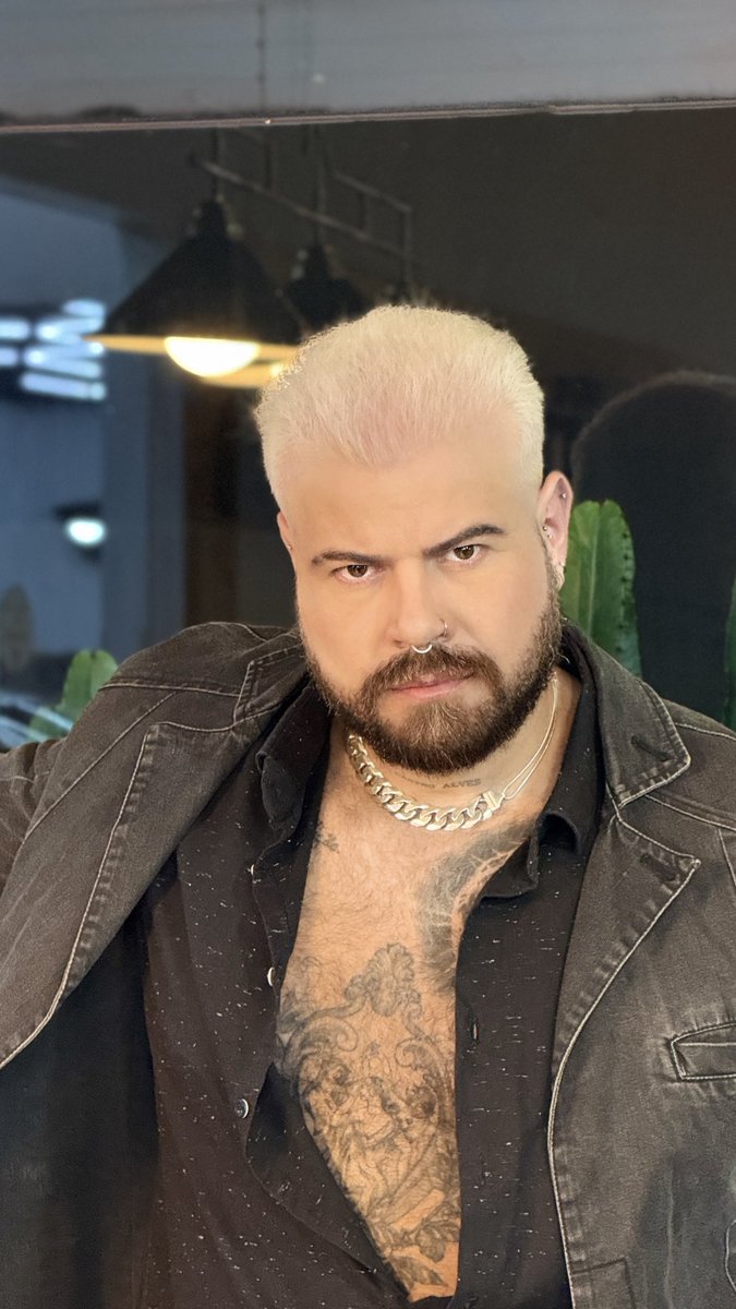 Chelnavida's tweet image. Queria alguma dessas Fotos com o fundo da bandeira LGBTQIAPN+ pra mudar as Fotos de perfil das minhas redes em homenagem ao mês do orgulho. Mas toda edição que eu fiz ficou péssima 😭