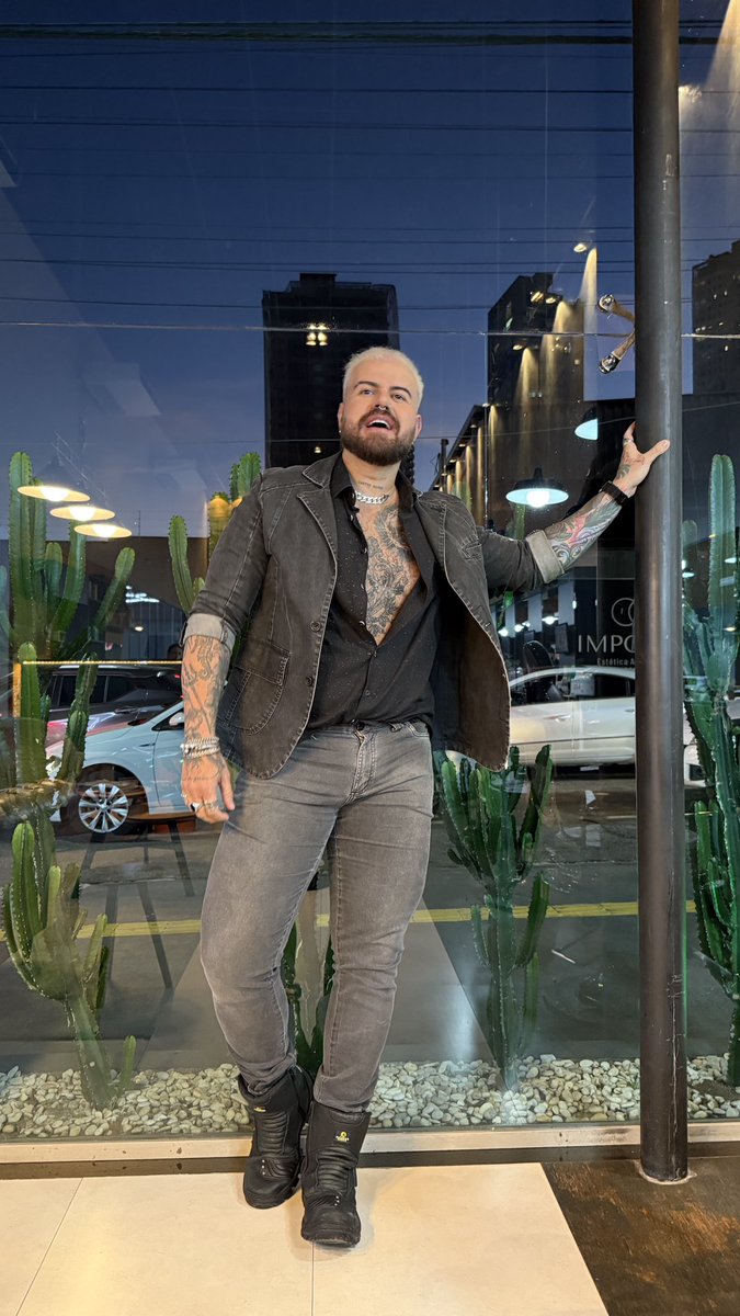 Chelnavida's tweet image. Queria alguma dessas Fotos com o fundo da bandeira LGBTQIAPN+ pra mudar as Fotos de perfil das minhas redes em homenagem ao mês do orgulho. Mas toda edição que eu fiz ficou péssima 😭