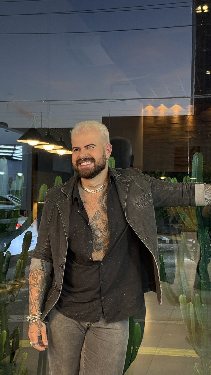 Chelnavida's tweet image. Queria alguma dessas Fotos com o fundo da bandeira LGBTQIAPN+ pra mudar as Fotos de perfil das minhas redes em homenagem ao mês do orgulho. Mas toda edição que eu fiz ficou péssima 😭