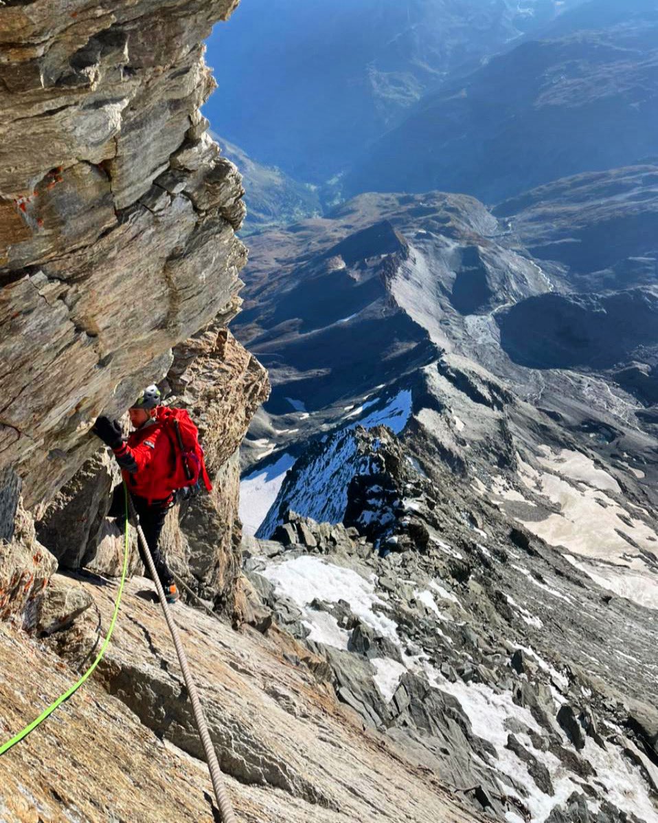 Matterhorn Hörnli
🏔️🎒❄️⛏️🪢🇨🇭
Icicle team passing one of the exposed towers on the Hörnli Arête on the Matterhorn. It gives you an insight into how exposed the route is. Never too difficult, but unrelenting. Next date 6-12 July.

〽️ icicle-mountaineering.ltd.uk/matterhorn.html

📍Matterhorn 4478m