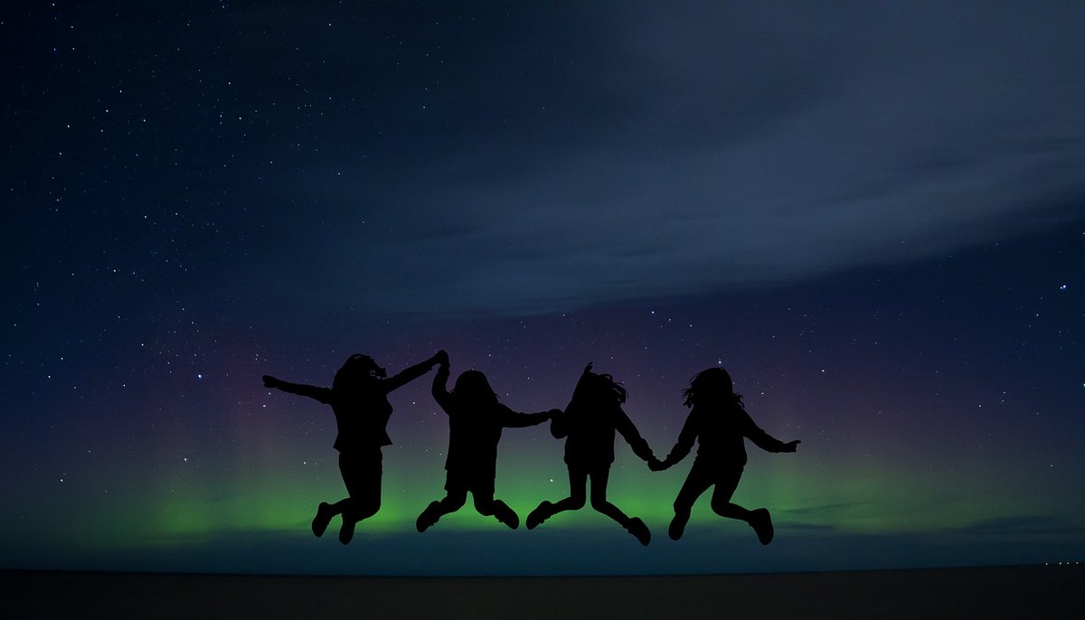 Vannacht is er weer kans op #noorderlicht. Of we het echt goed te zien krijgen is de vraag. In deze tijd van het jaar wordt het niet echt goed donker en er trekken ook (hoge) wolkenvelden over het land, maar toch zijn er wat kansen. Gokje wagen?