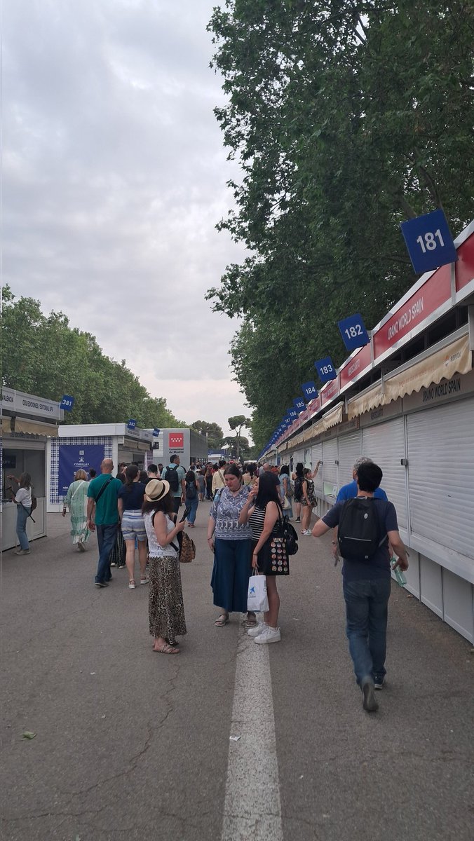 Honestamente, me ha sorprendido la cantidad de gente a la que le he firmado mis obras maestras. Mil gracias a todos.