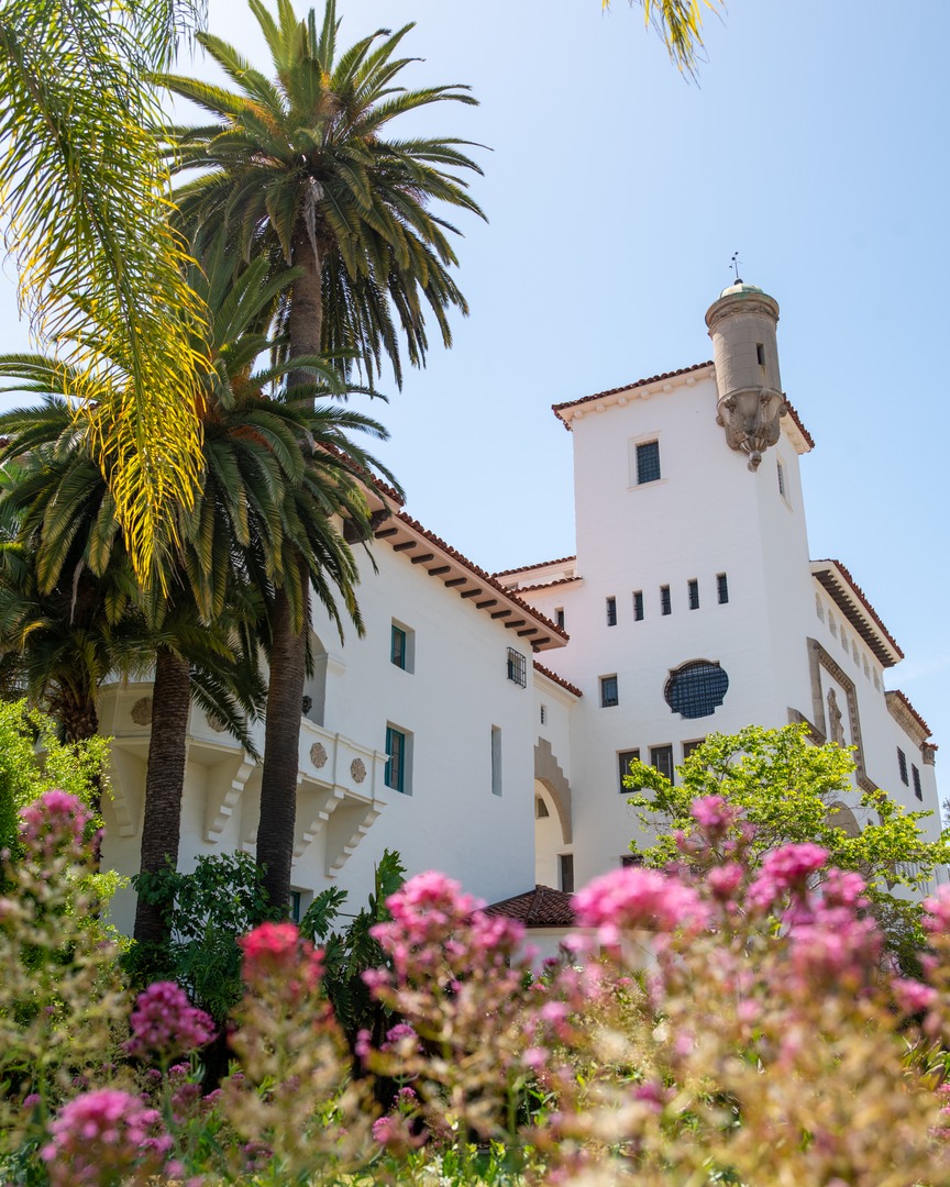 SantaBarbara's tweet photo. Celebrated for its iconic Spanish Colonial Revival style, the Santa Barbara County Courthouse is a true architectural masterpiece, with exquisite craftsmanship in every detail. #SeeSB https://t.co/UUdUsgz6tF