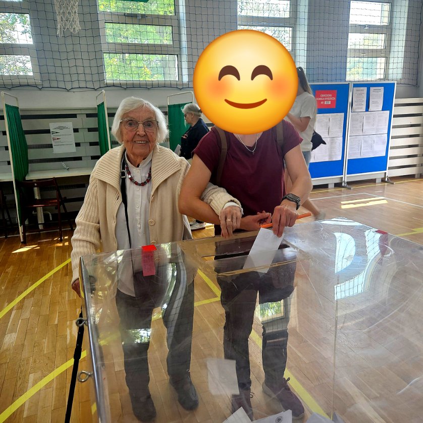 Tomekzlasu's tweet photo. Moja ciocia , w czerwcu skończy 100 lat. Szacunek. Wolna Polska #Trza https://t.co/ponV43vzSx
