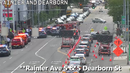 Ang pagbangga sa Rainier Ave s sa S Charles Star