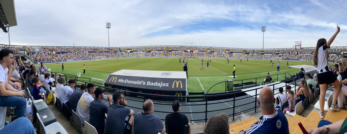 JuanParejoFdez's tweet photo. Vamos BADA! @CDBadajoz Ambientazo en el Nuevo Vivero. #ForzaBada⚽️ https://t.co/Cuail5N2OB