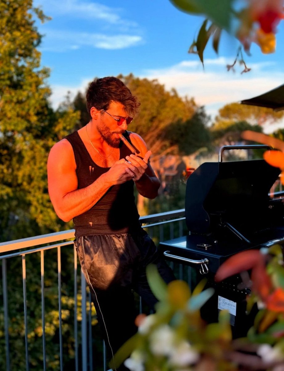CAN AMORE...
si, llevamos 2 años pidiéndote barbacoa ...
pero no era...😂😂😂😂 
En fin, nos debes una 🙏🏻😜🔥
#CanYaman ⭐️