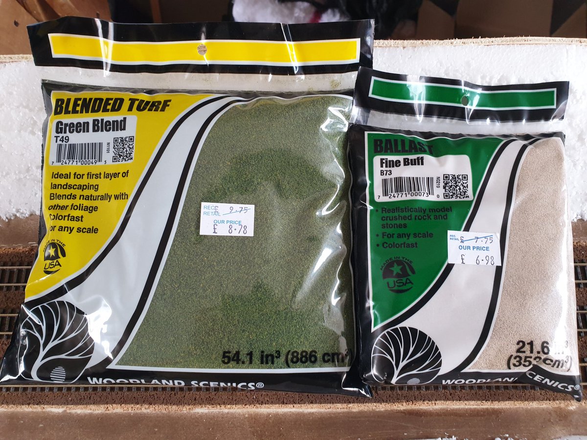 The <a href="/PECOstreamline/">PECO Model Railways</a> #RAIL200 challenge is certainly coming together now! I've finished the land forming for the second embankment and had some scenics delivered that has allowed me to get this section ballasted. Next step is to mod-roc the hills!
#TMRGUK #Thomas #NGauge