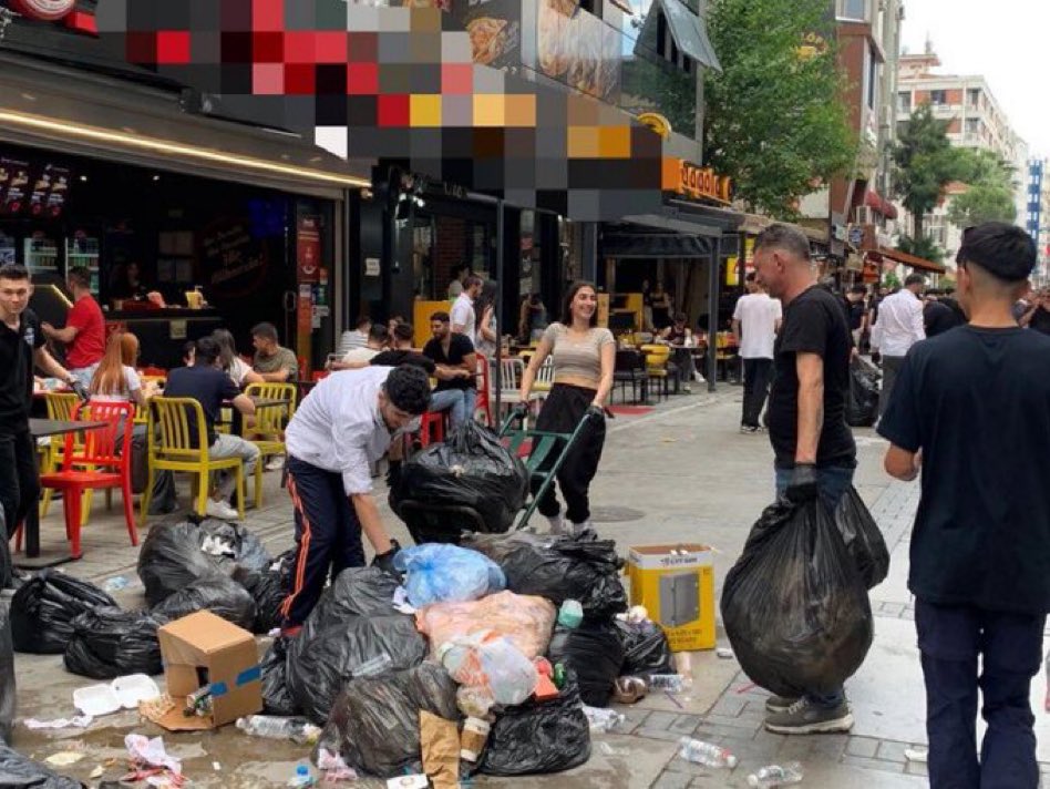 DİSK denilen sendika çöplerin toplatılmasına izin vermeyince İzmir’deki esnaf bu görevi üstlenmiş.Toplumsal dayanışma böyle bir şey.
Belediye’nin 71.5 bin tl ücretini reddeden DİSK yönetimi 23 bin belediye işçisini greve sevketti.