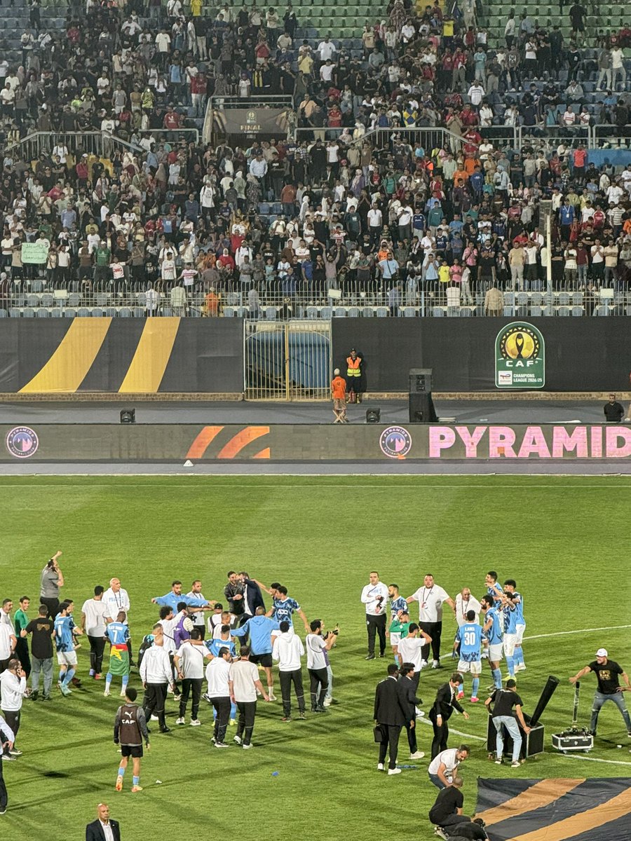 بيراميدز بطلًا لدوري أبطال إفريقيا للمرة الأولى في تاريخه، وفقط من ثاني مشاركة، بالفوز على العملاق الجنوب إفريقي صن داونز ٣-٢ بمجموع المباراتين.

ألف مبروك لبيراميدز الإنجاز التاريخي لينضم إلى الإسماعيلي والأهلي والزمالك كمتوجين مصريين بالبطولة، كل التقدير ليوريشيتش وجهازه،