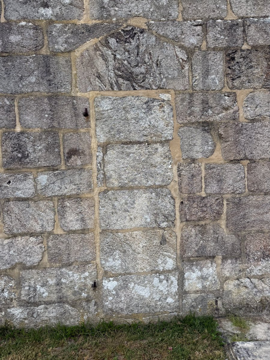 SANTA MARÍA DE LOIMIL
A Estrada

Da segunda metade do século XII. Consta dunha única nave de ábsida rectangular e ten a porta principal de arquivolta tórica.

youtu.be/AfvBezCqGM8?fe…

<a href="/c_aestrada/">Concello da Estrada</a> <a href="/RomanicoEspana/">Románico en España</a> <a href="/RomanicoDigital/">Románico Digital</a> <a href="/romanico/">romanico</a>