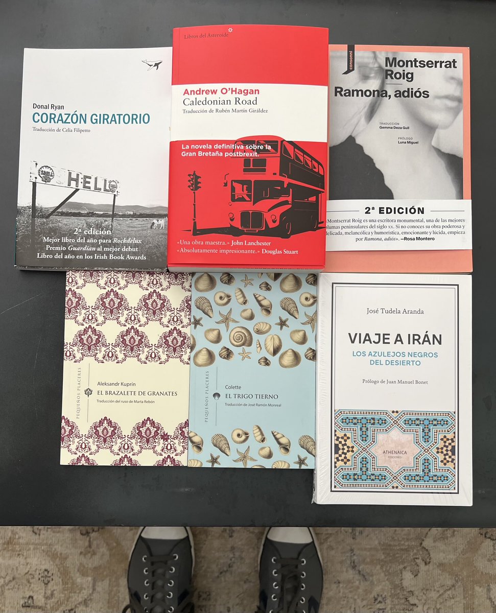 Rafael M. de V (@rmdevega) on Twitter photo Domingo de avituallamiento en la <a href="/FLMadrid/">Feria del Libro de Madrid</a>, una tradición familiar inalterable.
La adolescence se ha decidido por algún clásico y por un libro que le ayude a conocer mejor oriente y sus culturas.
Yo repito con un joven irlandés y voy a leer lo último del escocés O’Hagan Domingo de avituallamiento en la <a href="/FLMadrid/">Feria del Libro de Madrid</a>, una tradición familiar inalterable.
La adolescence se ha decidido por algún clásico y por un libro que le ayude a conocer mejor oriente y sus culturas.
Yo repito con un joven irlandés y voy a leer lo último del escocés O’Hagan