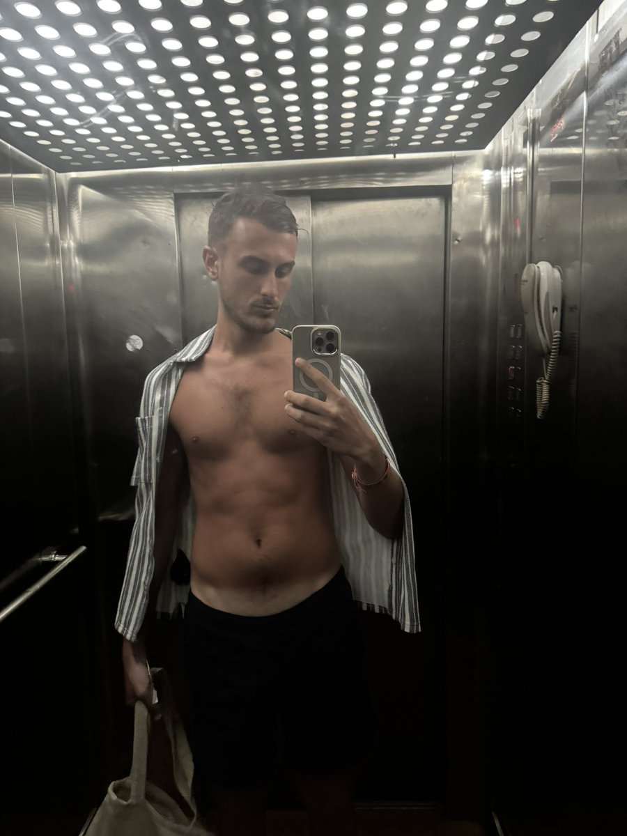 maaxaumaax's tweet photo. Summer is Coming  #LGBTQIAHappyPrideMonth https://t.co/b6P4zoECI6