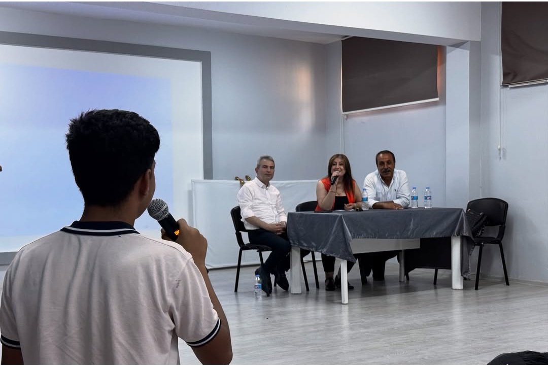 Batman Çevre Gönüllüleri Derneği tarafından öğrencilerde çevre bilinci oluşturmak amacıyla okulumuzda seminer düzenlendi. Davetimiz üzerine okulumuza gelen dernek yöneticileri Recep Kavuş, Mahsum Padir ve Hatice Türkan  konferans salonumuzda öğrencilerimizle biraraya geldiler.