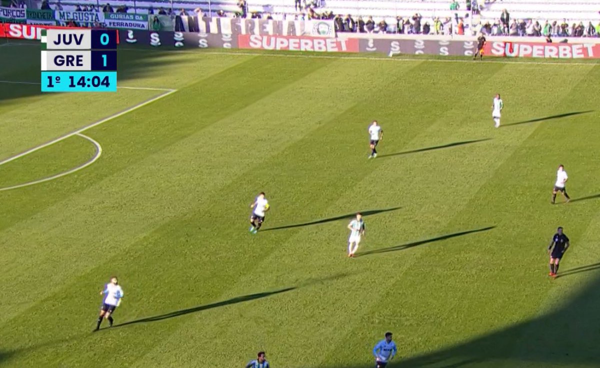 Pedir um padrão estético e pacote gráfico para a CBF implementar no Brasileirão é sonhar demais 

Agora, os caras não conseguem nem o MÍNIMO, que é fazer dois times usarem uniformes de cores contrastantes. Dois times com camisas brancas se enfrentando no sol