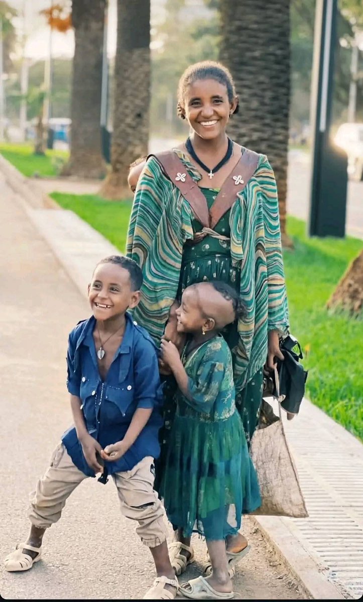 💙💛
ብዙሕ ቅርሺ የብላን" ኣብ ምውቕ መደቀሲ

ኣይትድቅስን"ጥዑም ምግቢ ኣይትበልዕን

ንደቃ ናይ ትምህርቲ መኽፈሊ የብላን

ካልእ ተሪፉ ቅያር ክዳን ኳ የብሎምን

ግን ርኣይዎም እስኪ ሕጉሳት እዮም፡፡ ፍሽኽሽኽ ይብሉ፡፡ እዞም ደቅኺ ዓብዮም ክጥውሩኺ