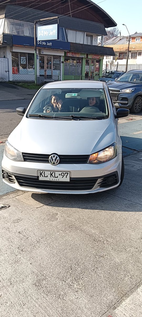 PsvtcoSergio's tweet photo. Hace un rato iba pasando en scooter municipal por  av San Martín en la ciclovía y este vehículo con 2 mujeres en su interior ingresaban al estacionamiento del supermercado super oferta y casi me atropellan con su vehículo por no respetar y no parar antes de doblar #temuco https://t.co/3O99mlZ6Uh