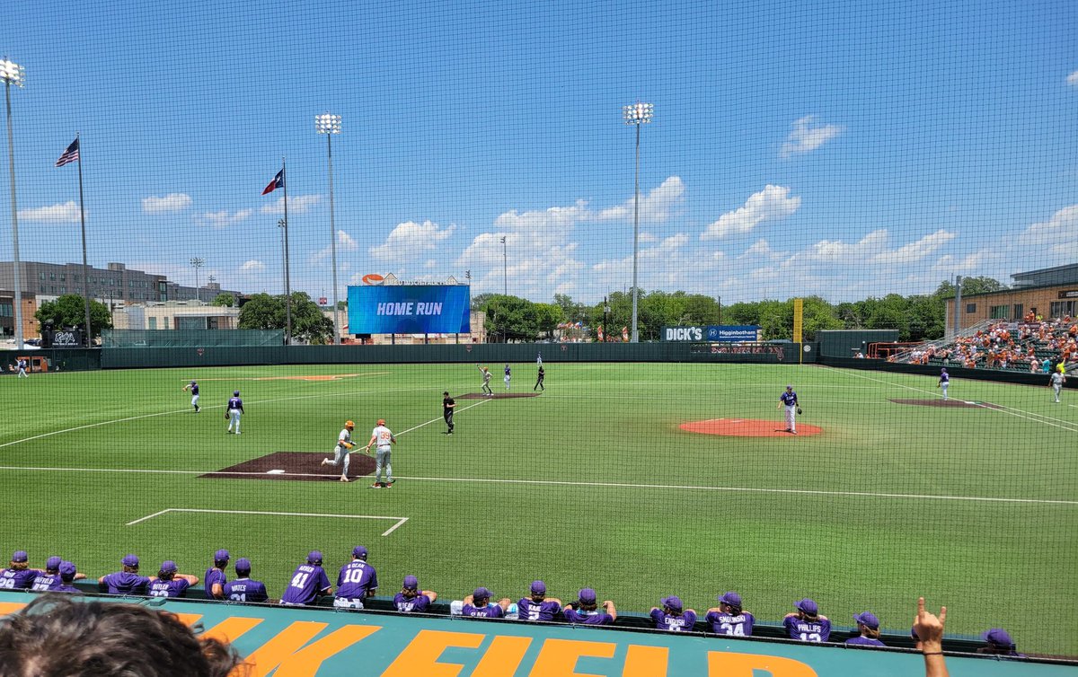 _farrelltex_'s tweet photo. Only the diehards here on survival Sunday. Do or die, y'all. 🤘🏼⚾️ #HookEm #OwnTheDisch #TexasFight https://t.co/ZAA4tRYXw5