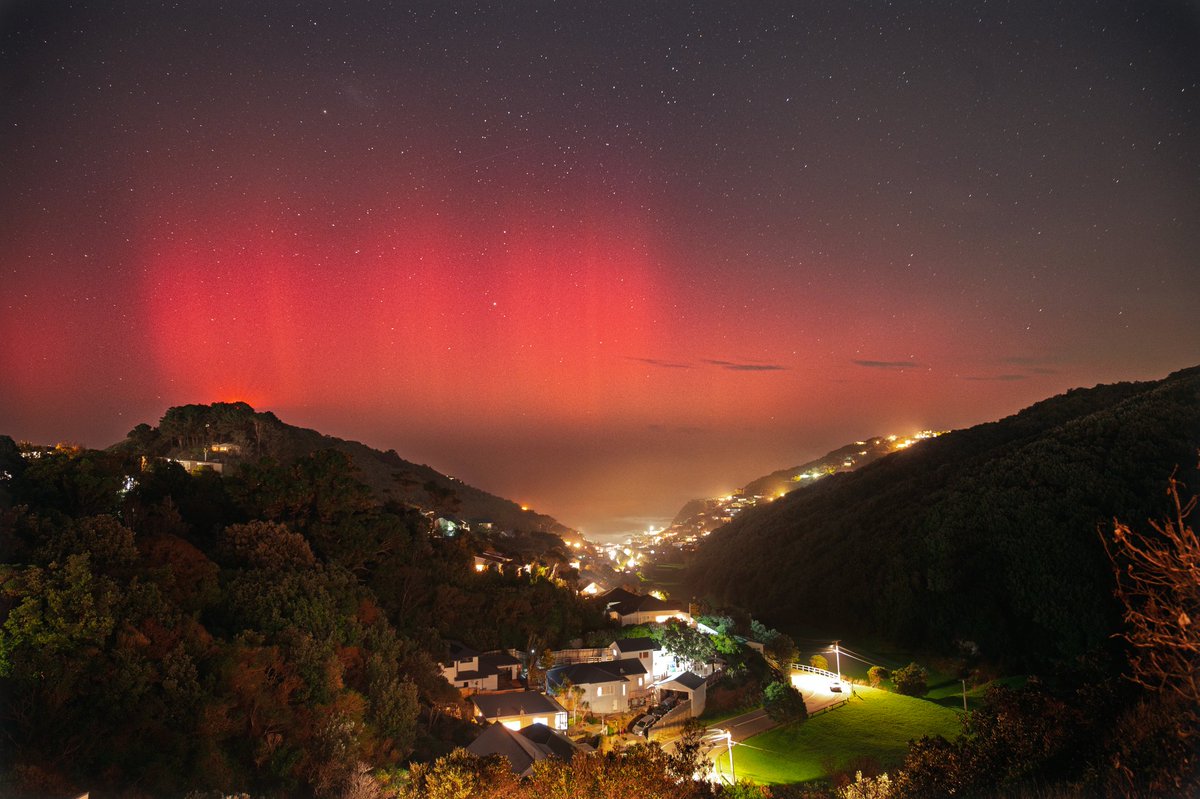 AlmightyAllan's tweet photo. Aurora from last night here in Houghton Bay 

#Wellington #auroraaustralis https://t.co/Hr8GN7m8GZ