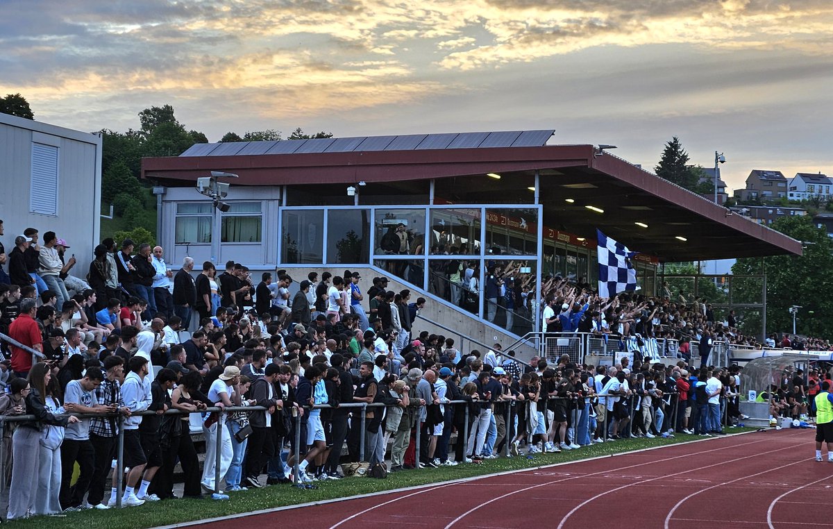 TaiGinseng's tweet photo. Da wilste nur zur Kreisliga, 13 km von der Haustรผr und dann kommt es anders und zack.... Schon 105 Minuten Barage (so heiรt die Relegation in Luxemburg ๐ฑ๐บ). #Wiltz v #Canach hinter mir und es ist richtig voll, also 2.567 Zu. https://t.co/tlPVobNZ74