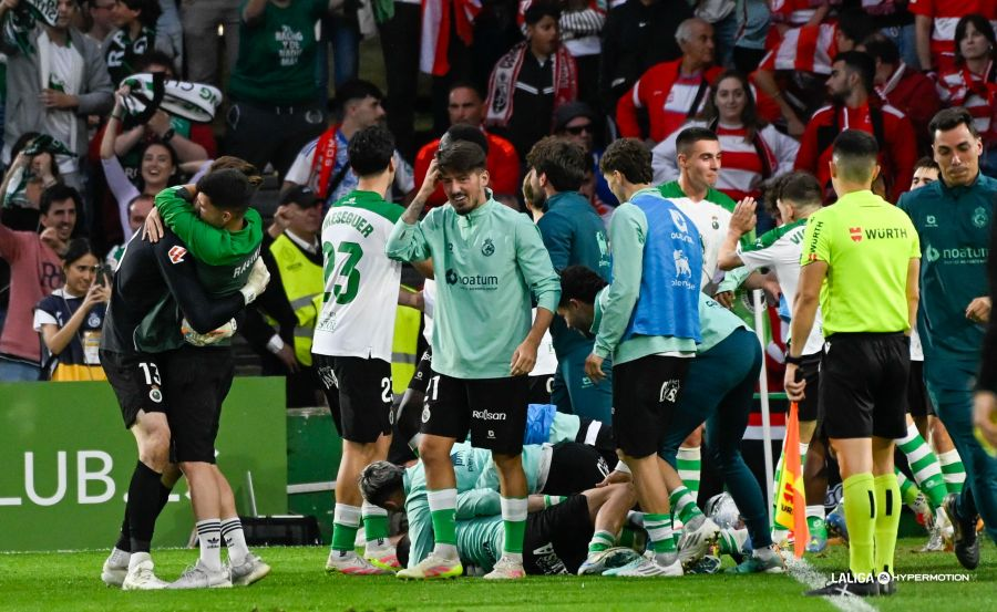 SoyPabloPuente's tweet photo. 💚 Qué día ha elegido el Racing para ganar por primera vez en toda la temporada en el descuento. https://t.co/pHBPKIBiCo