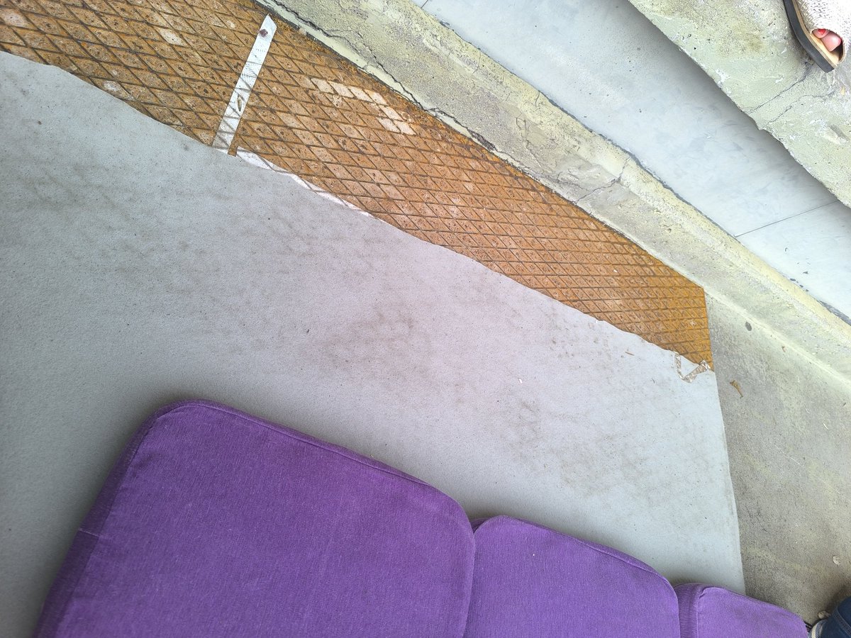 Almudena__10's tweet photo. @ChenelyOroRadio  la delantera de grada del 4 se cae a pedazos. Nos han puesto una placa oxidada que quema y encima un trozo de alfombrilla sucia. https://t.co/RhiUEoQwJa